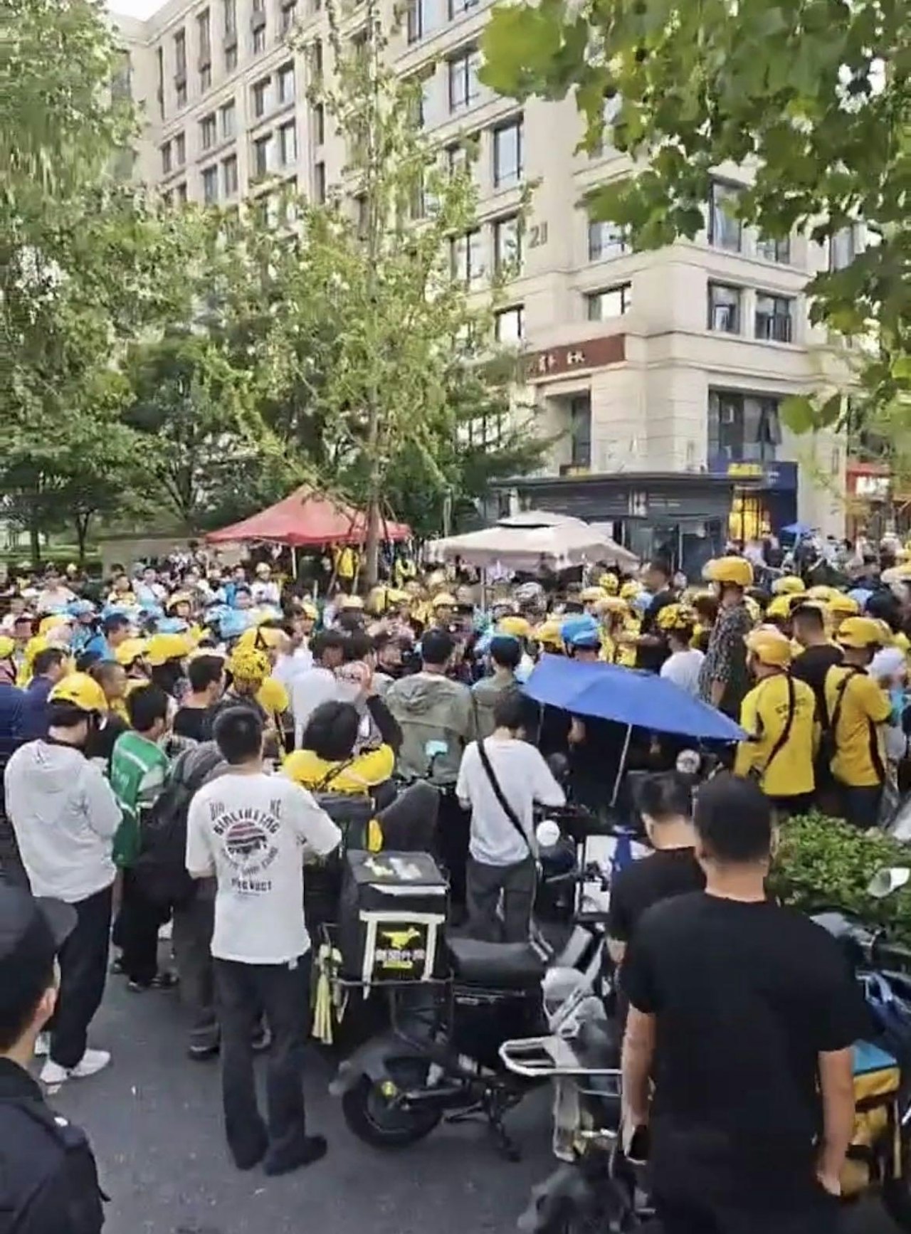 保安逼女外賣員下跪，引發警民衝突 (有片)