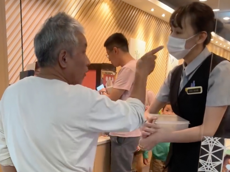 爭鮮老人插隊怒嗆女店員