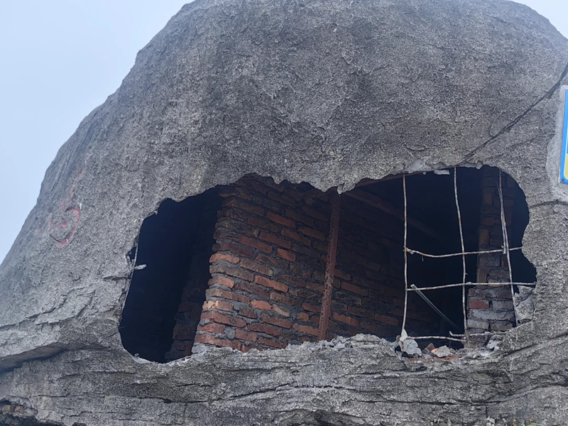 深圳「鵬城第一峰」巨石，原來是空心假石