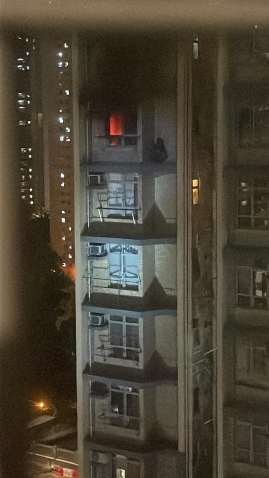 葵涌邨火警，住戶坐簷避火場面驚險