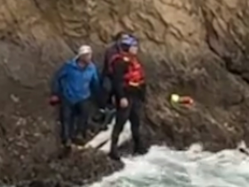 女子海邊攀岩墜海，被救後再被浪拍打入海溺斃