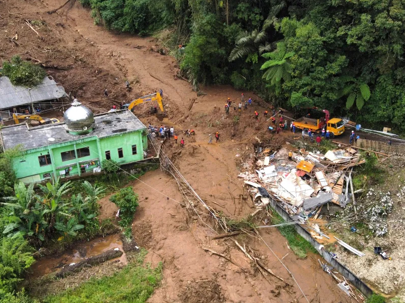 山泥傾瀉掩埋巴士！司機及乘客喪生