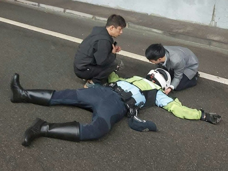 警察電單車與貨車互撼