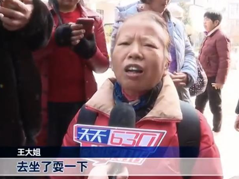 三百人旅遊團到機場，被告知沒買機票