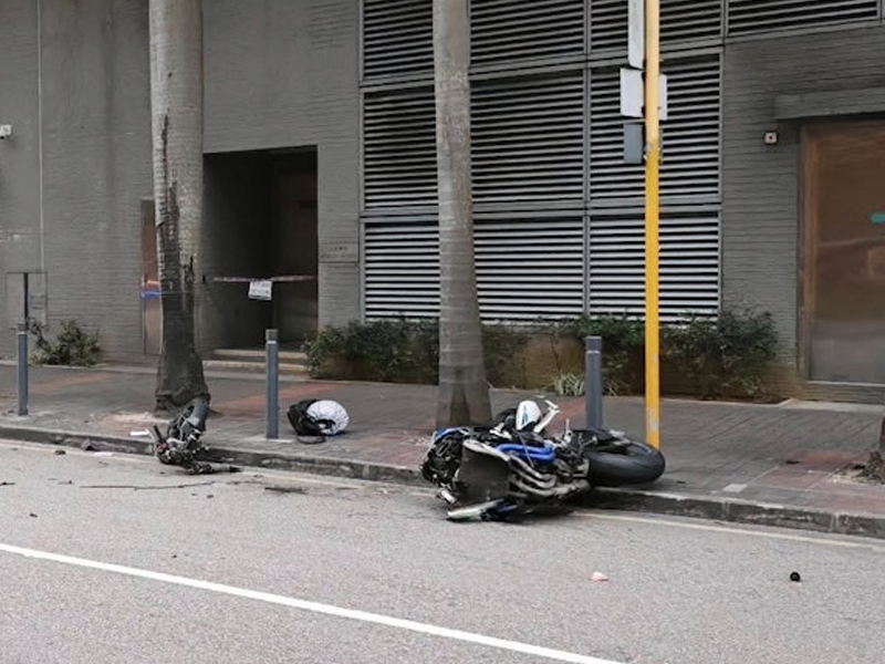 電單車失控撞樹！死者女友崩潰痛哭