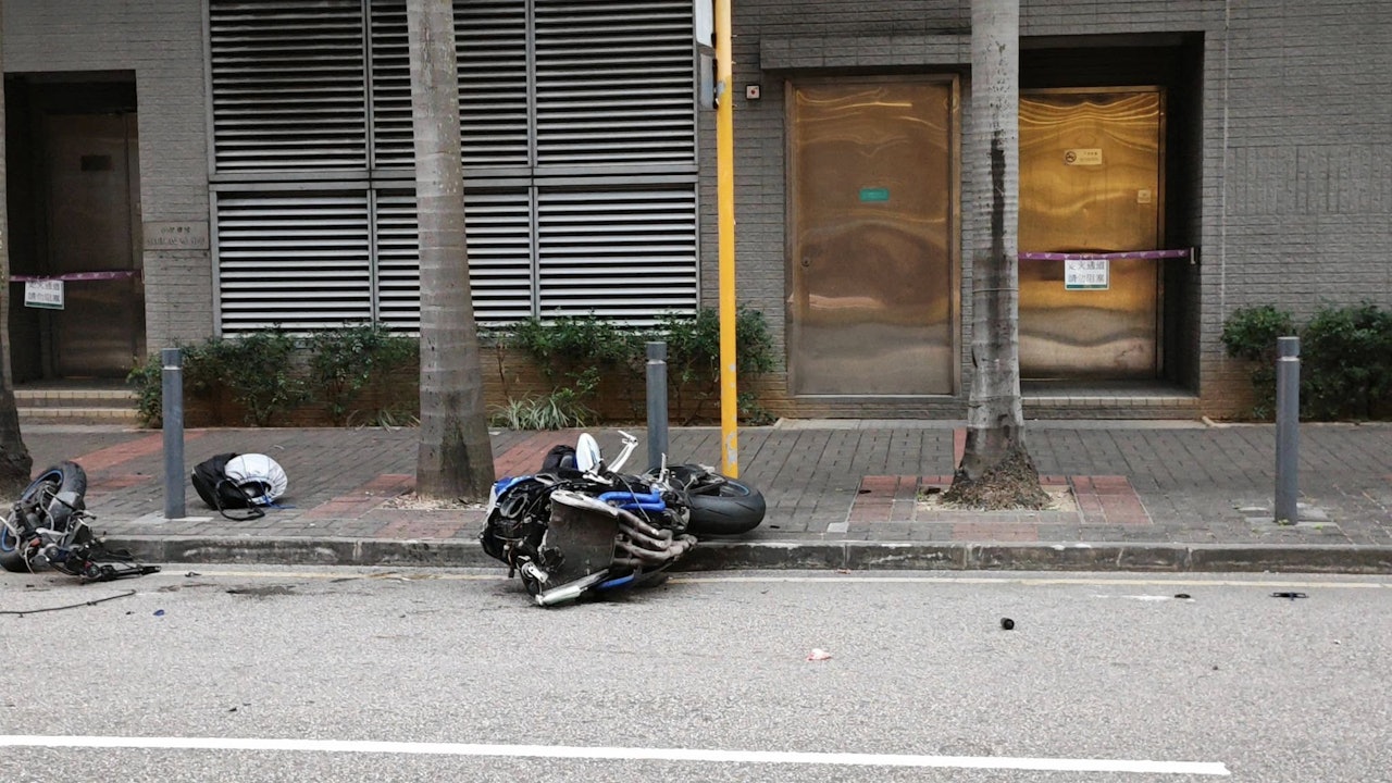 電單車失控撞樹！死者女友崩潰痛哭