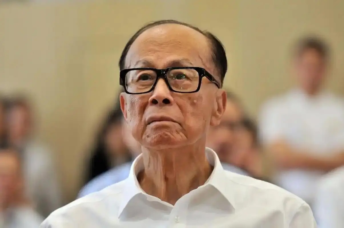 李嘉誠賣港口遭炮轟賣國