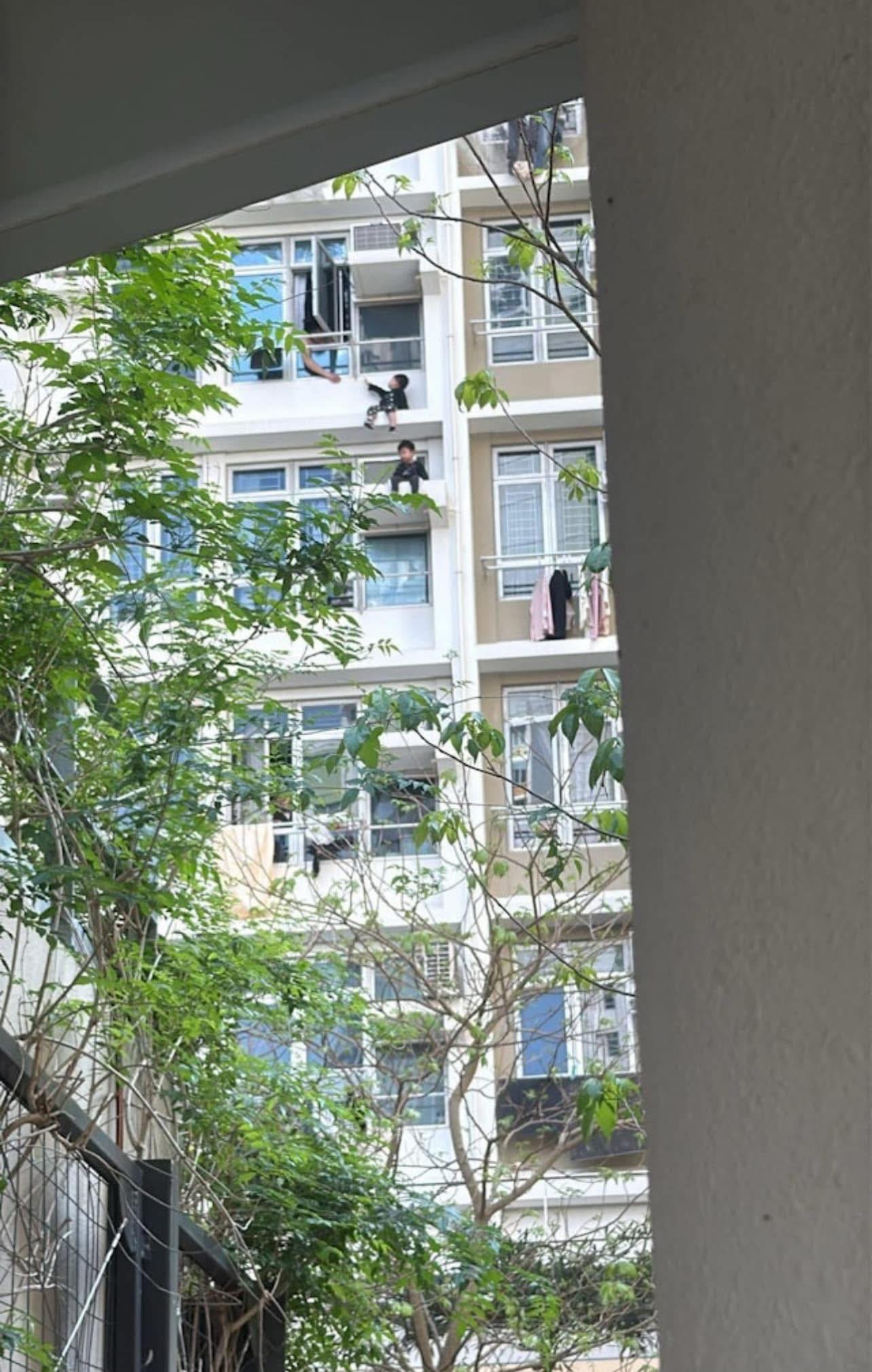 粉嶺 2 男童爬出窗台危坐 (有片)