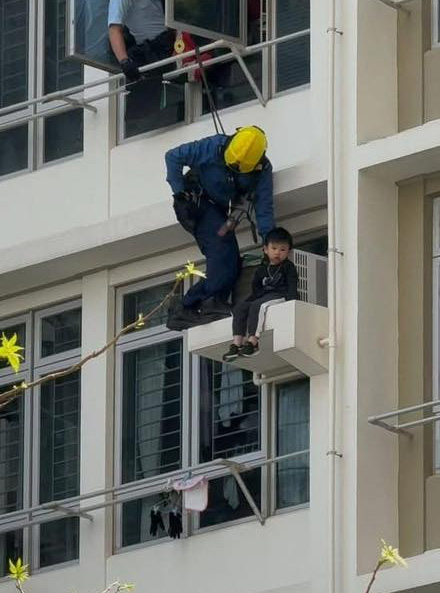 粉嶺 2 男童爬出窗台危坐 (有片)
