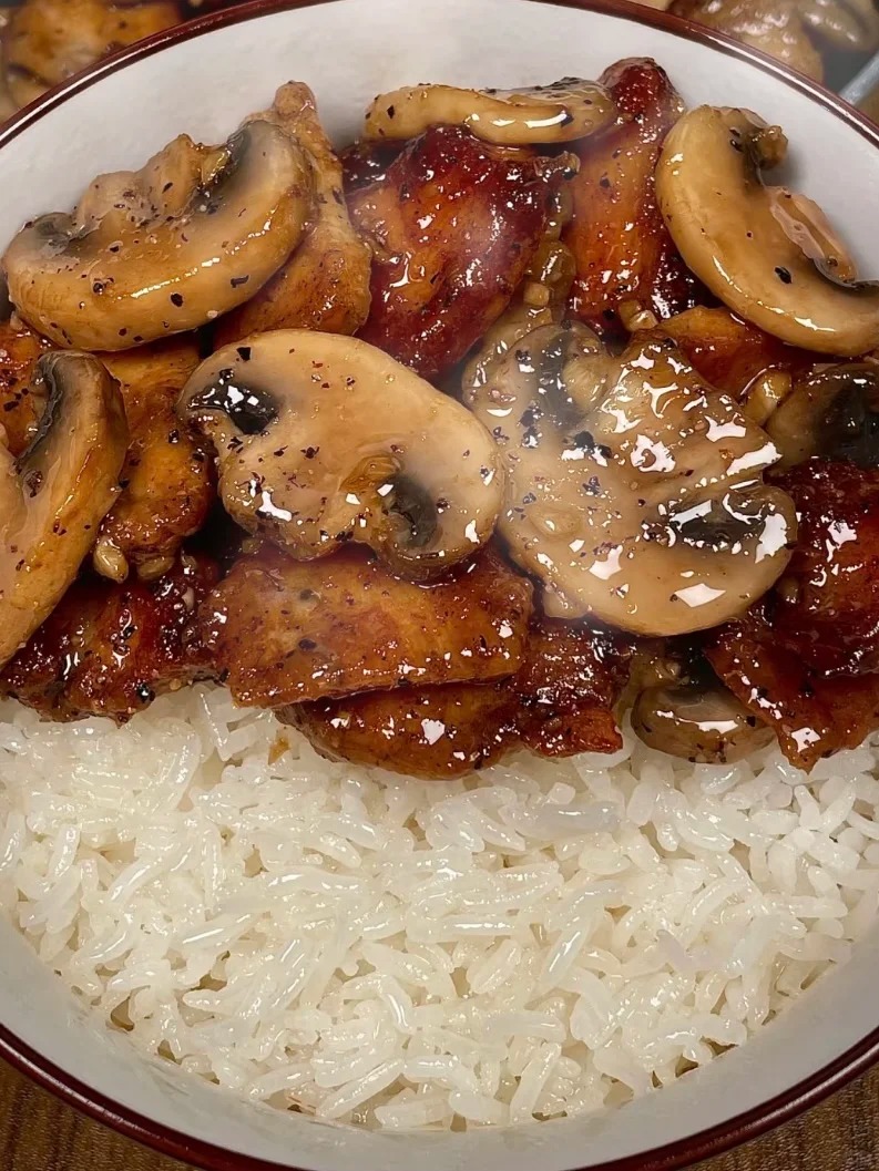 黑椒口蘑炒雞胸肉，香氣四溢超美味