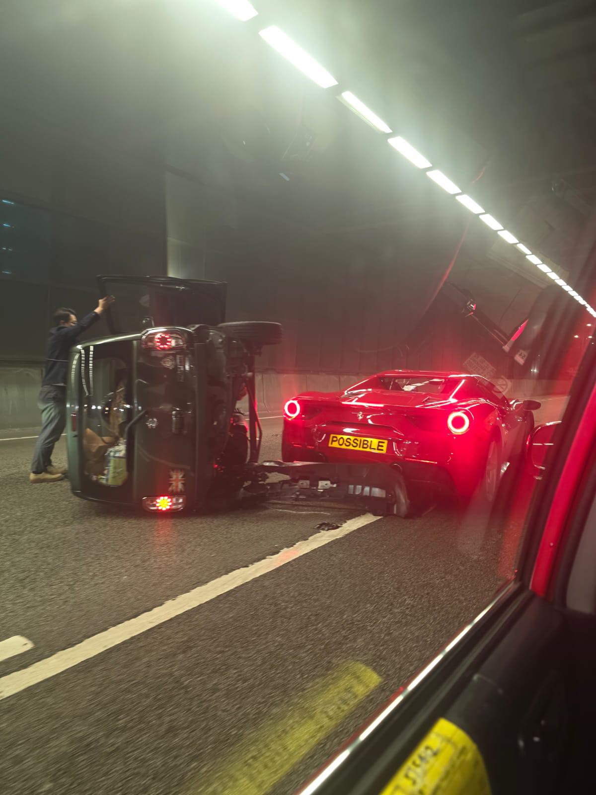 私家車觀塘撞法拉利