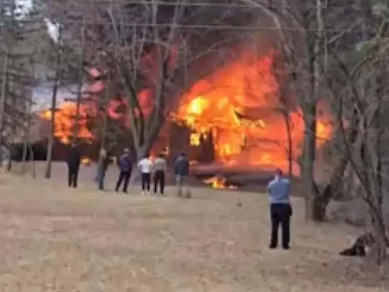 飛機墜毀住宅區，傷亡人數暫不明