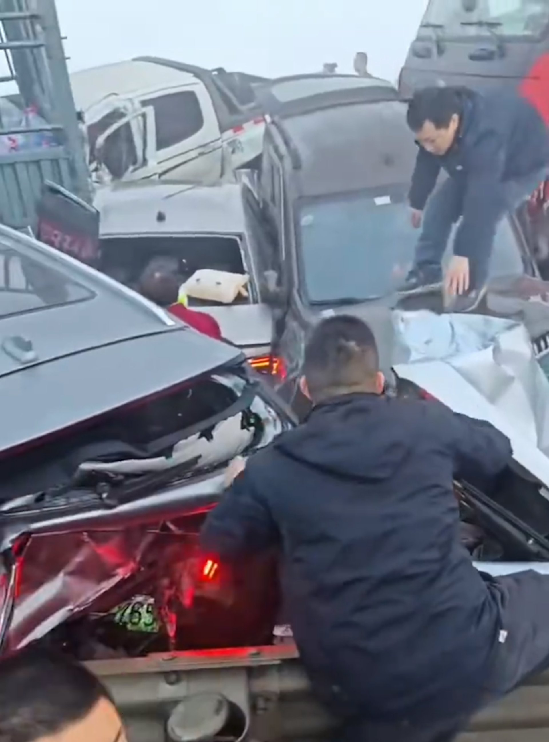 高速公路意外，大貨車擠壓 30 車