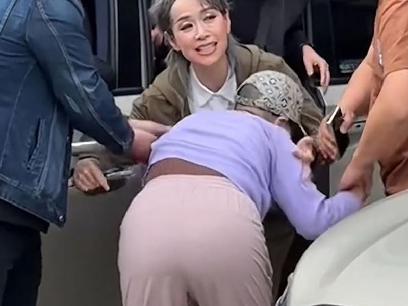 葉童，被粉絲強行拽下車