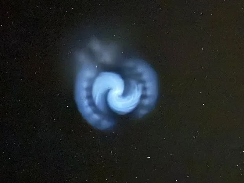 天空六邊形 UFO 盤旋 15 分鐘