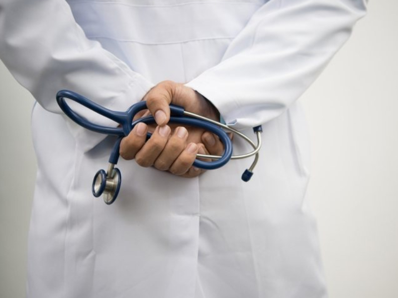 醫生借婦科檢查 20 年性侵 94 名女性