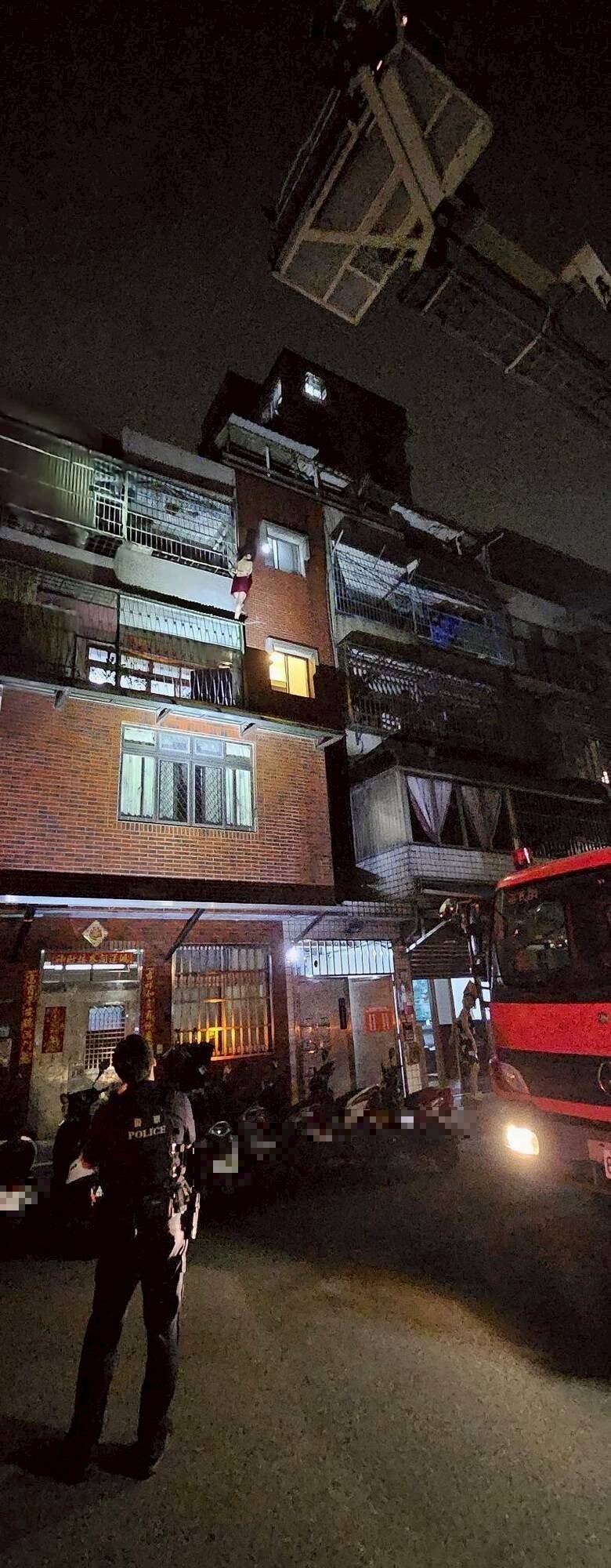 小三不滿已婚男友冷落 穿情趣睡衣突爬窗外