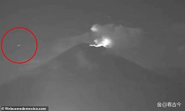 UFO 頻現，專家指蟲洞入口